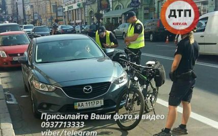 В Киеве девушка на Mazda наехала на полицейского и пыталась скрыться с места ДТП