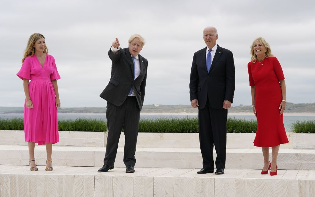 Борис Джонсон с женой Керри и Джо и Джилл Байден на открытии саммита G7 / © Associated Press