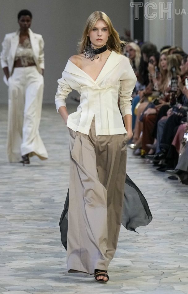 Показ коллекции весна-лето 2025 бренда Alberta Ferretti / © Associated Press