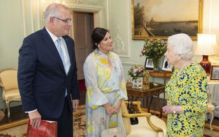 Новинка в гардеробі: королева Єлизавета II прийшла на прийом в новій яскравій сукні