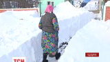 До десятків населених пунктів України і досі складно дістатись через снігові завали