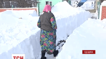 В десятки населенных пунктов Украины до сих пор сложно добраться из-за снежных завалов