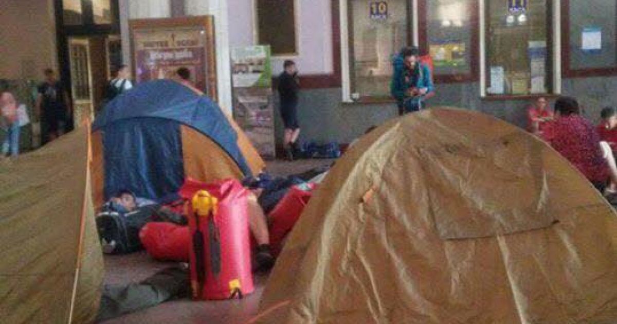 Палатки на вокзале во Львове. В кассах не меняют билеты, люди протестуют