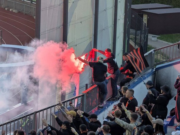 Фанаты "Шахтера" сожгли на трибунах флаги России и "ДНР" / © champion.com.ua