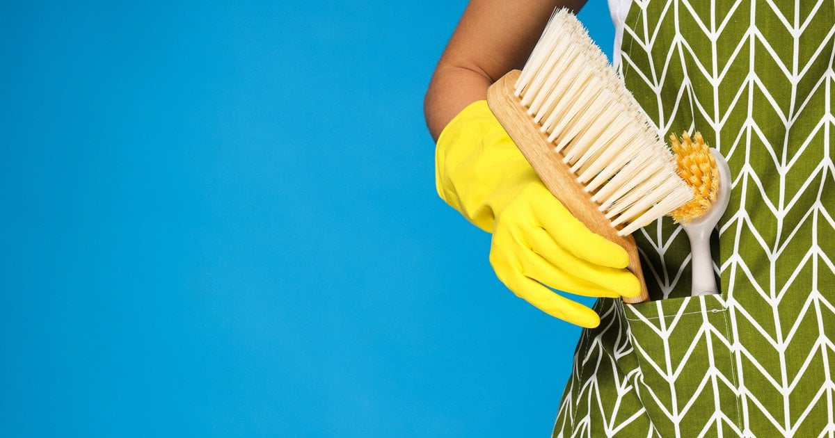 Женщина в желтых резиновых перчатках