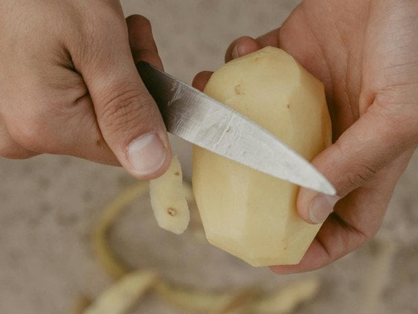 Як швидко почистити картоплю без овочечистки: геніальний кухонний лайфгак, що економить час