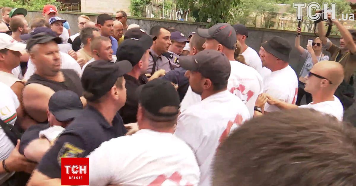 В Конча-Заспе из-за забора на пляже устроили потасовку с кувалдами