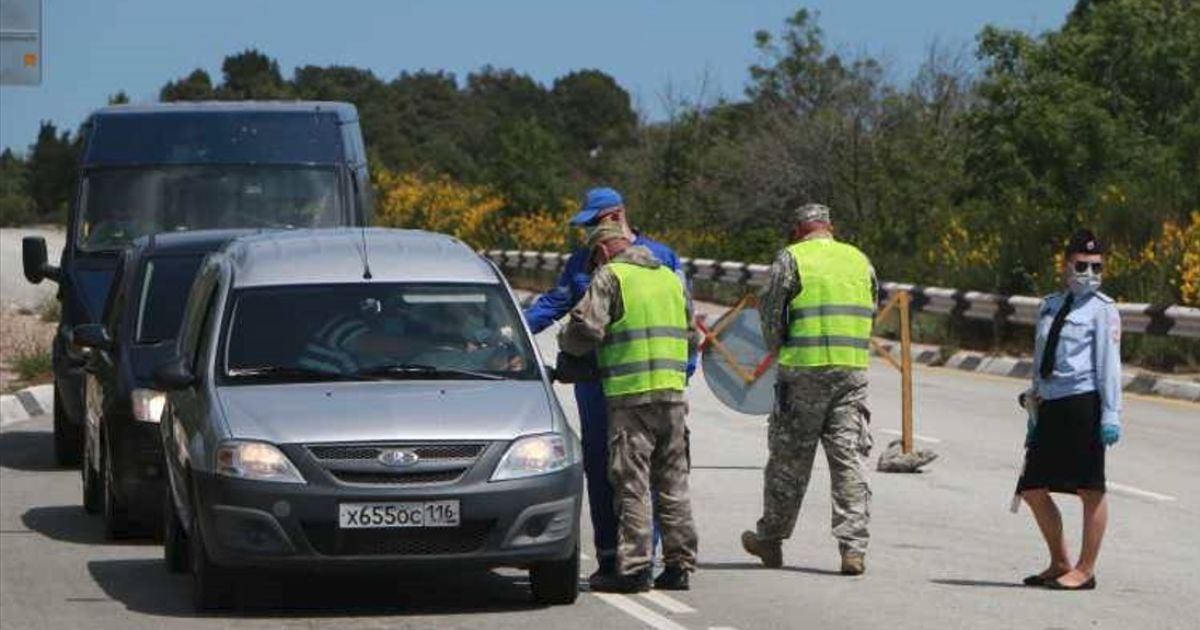 На въезде в Севастополь появились блокпосты оккупантов: проверяют багажники