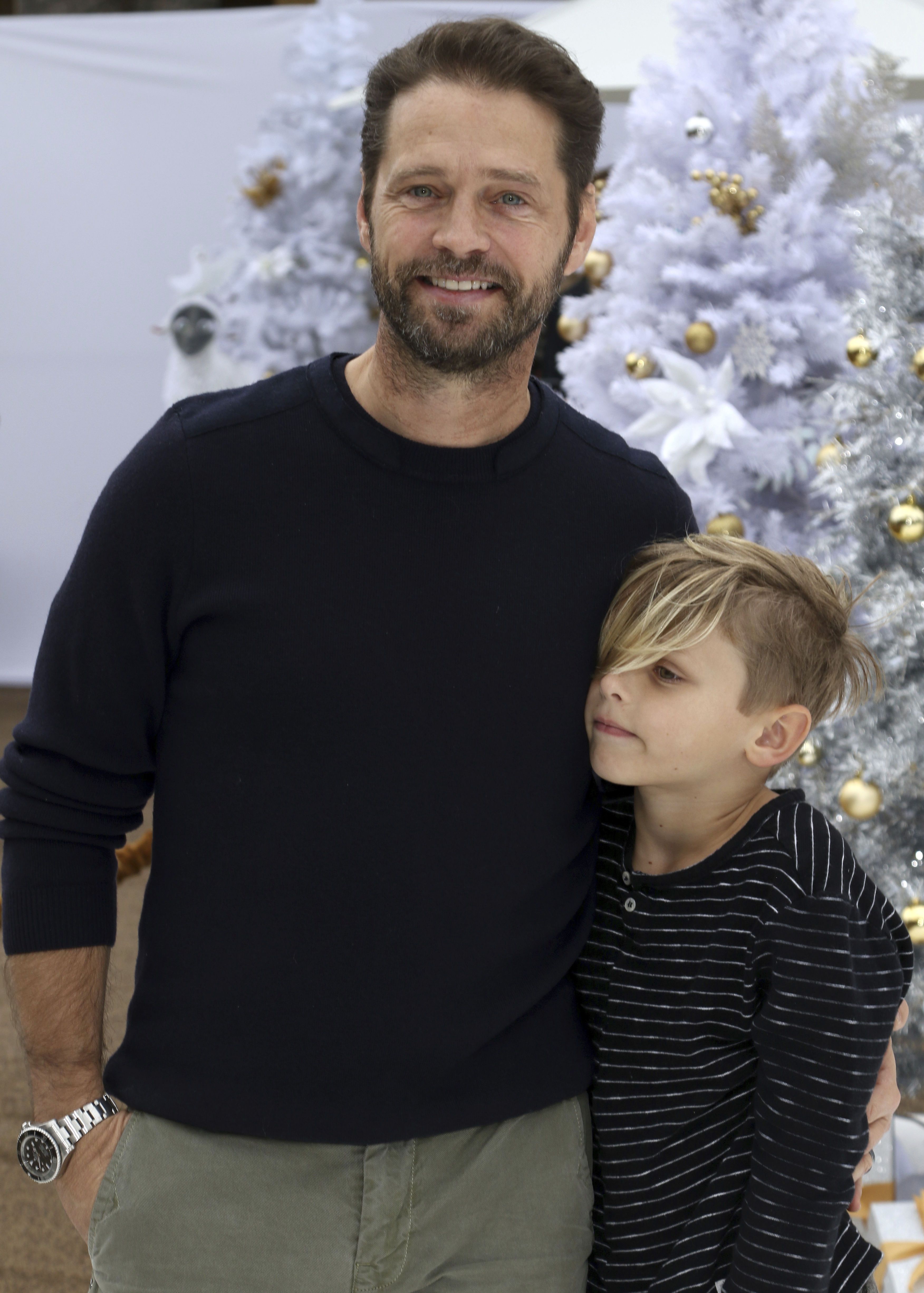 Джейсон Пристли с сыном / © Associated Press