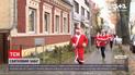 У Німеччині відбувся святковий забіг Санта Клаусів