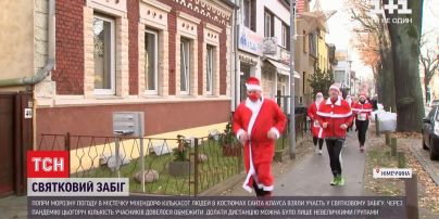 В Германии состоялся праздничный забег Санта Клаусов