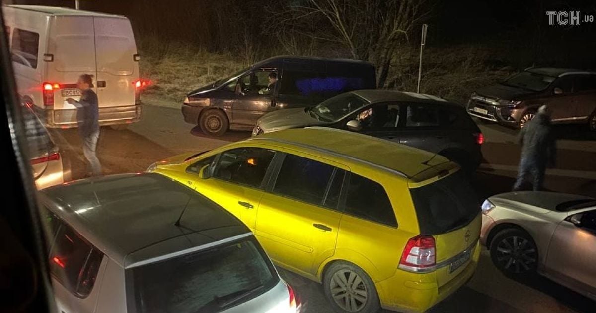 На Львівщині на під’їздах до кордону швидкі не мають шансу на проїзд через шалені затори