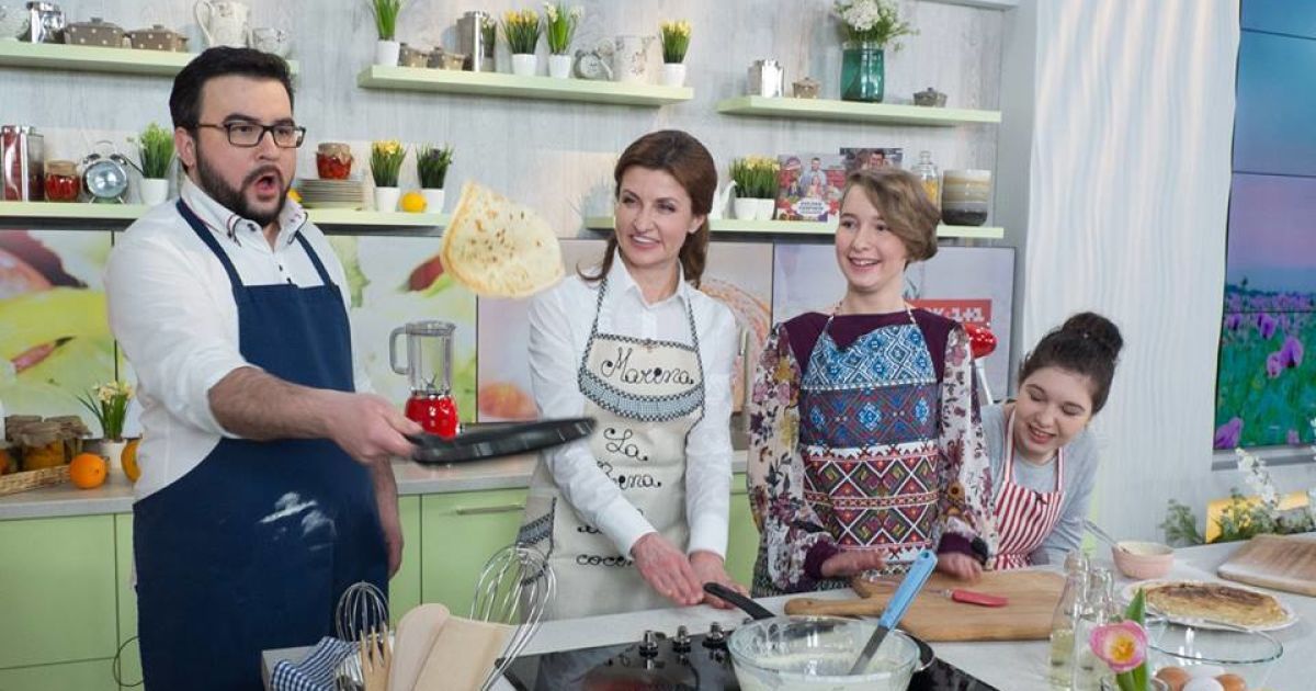 Марина Порошенко готує млинці_1 / © Фонд Порошенка facebook