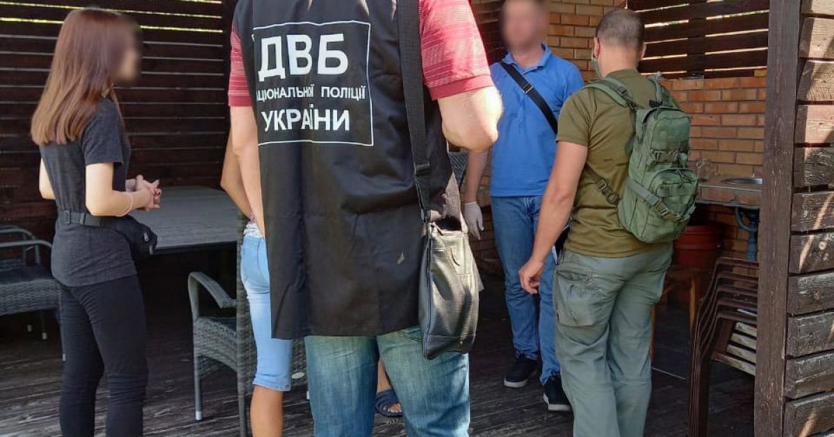 В Николаевской области директор гостиничного комплекса организовал бордель: кто работал и что делали