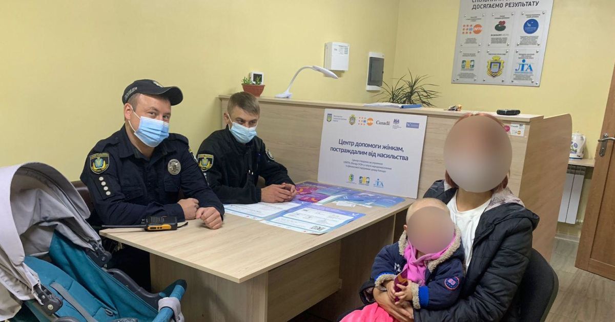 Тероризує родину: у Херсоні батько вижив з дому матір з малою дитиною