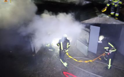 У Києві в гаражному кооперативі на Оболоні згоріли чотири автівки: відео