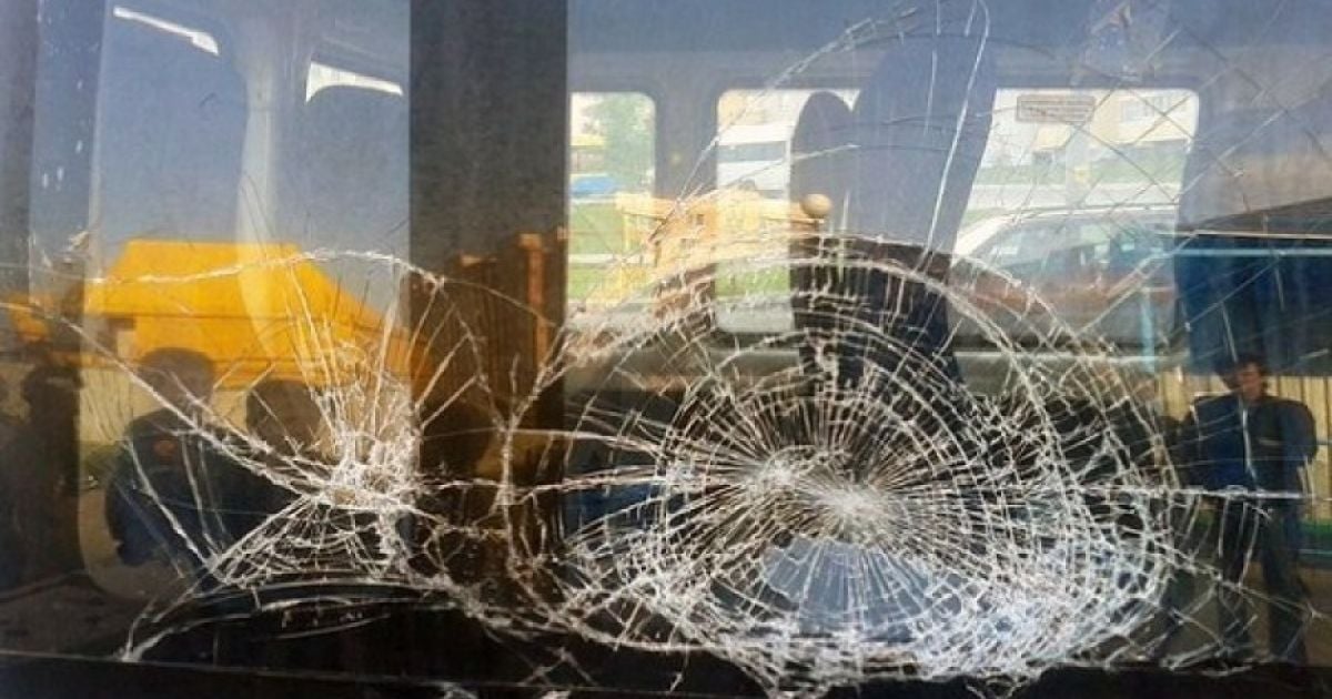В Абхазії невідомі закидали камінням автобус з російськими туристами