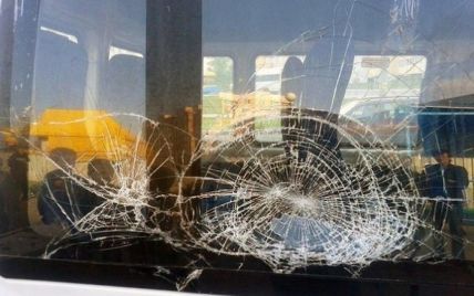 В Абхазии неизвестные забросали камнями автобус с российскими туристами