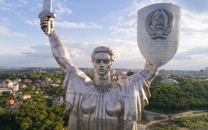 Стало известно, когда уберут герб СССР со щита монумента "Родина-мать" в Киеве