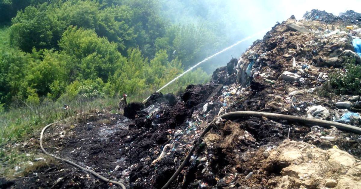 На Полтавщині вже четвертий день ліквідовують пожежу на сміттєзвалищі