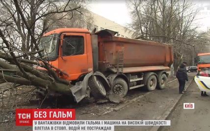 Зупинка в деревах: посеред Києва у вантажівки на повному ходу відмовили гальма
