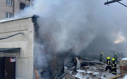Взрыв на заводе в Киеве: вспыхнул пожар, под завалами слышны голоса людей (фото)