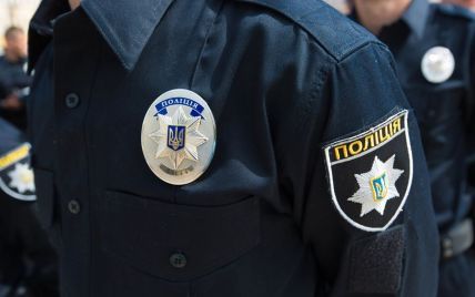 У Києві хворий на гепатит чоловік шматком скла порізав собі шию в маршрутці