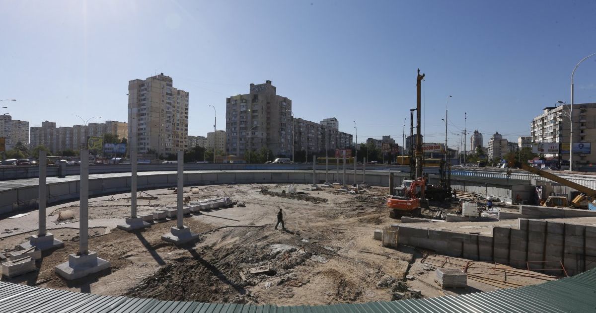 Киевляне устроили противоборствующие пикеты под горсоветом из-за строительства на "Героев Днепра"
