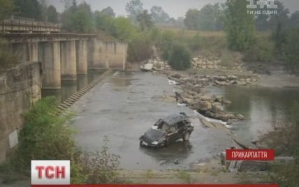 На Прикарпатье авто сорвалось с моста из-за пьяного водителя