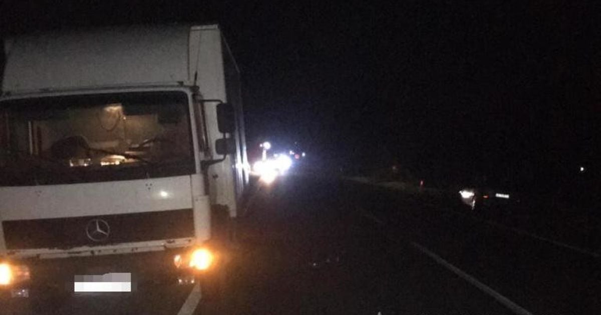 Смертельна ДТП на Закарпатті: вантажівка наїхала на двох пішоходів, один з них загинув (фото)