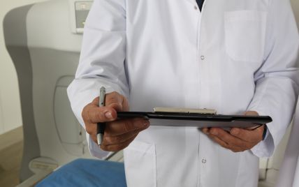 Отстранение главных врачей и лишение лицензии: в Минздраве инициируют жесткие "санкции" за подделку COVID-сертификатов