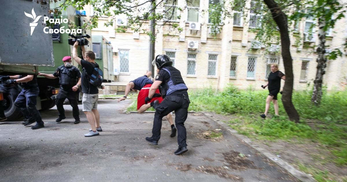 поліція нападає