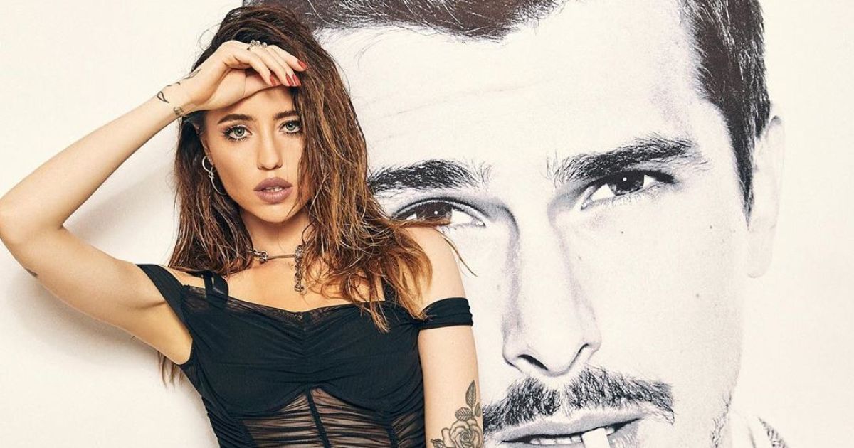 Көшеде мүлде жалаңаш қыз келе жатыр