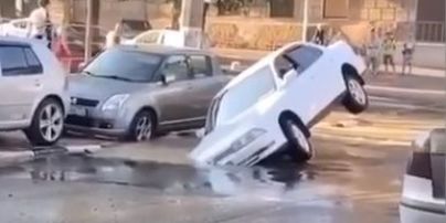 В Одесі автомобілі провалилися під землю: з’явилося відео