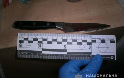 В киевском хостеле мужчина набросился с ножом на соседа, пока тот спал