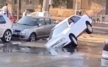 В Одесі автомобілі провалилися під землю: з’явилося відео