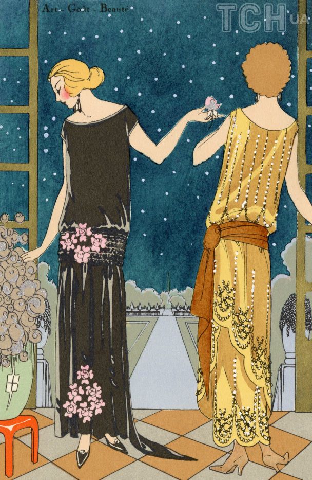 Раскрашенная вручную иллюстрация из французского модного журнала Art-Gout-Beaute, на которой показаны два вечерних платья от дизайнеров Jeanne Lanvin и Beer, оба длинные, с заниженной талией, одно из черного атласного крепа с корсажем из роз на поясе, другое из крепа золотого цвета с отделкой блестками и двухслойной юбкой, Париж, 1923 год. / © Getty Images