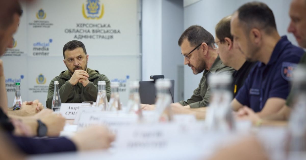 Президент Зеленський на нараді в Херсоні доручив виплатити компенсації постраждалим від підриву Каховської ГЕС