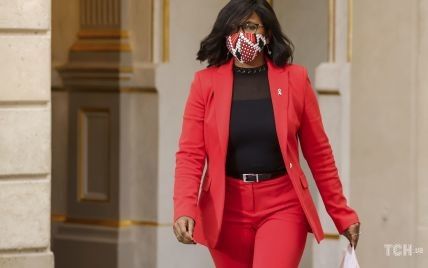 В красном костюме и полупрозрачном топе: образ младшего министра Франции по вопросам гендерного равенства