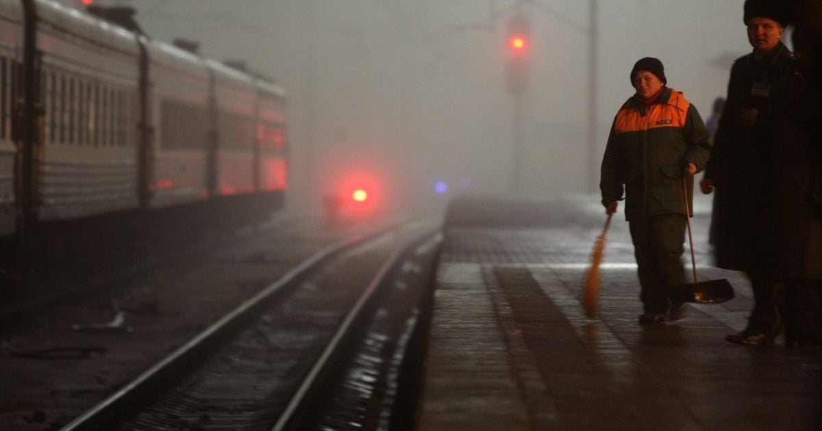 "Діти здригаються уві сні": біля Тернополя водії потягів посеред ночі вітаються сигналами