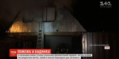 Двухэтажный дом загорелся в спальном районе Киева