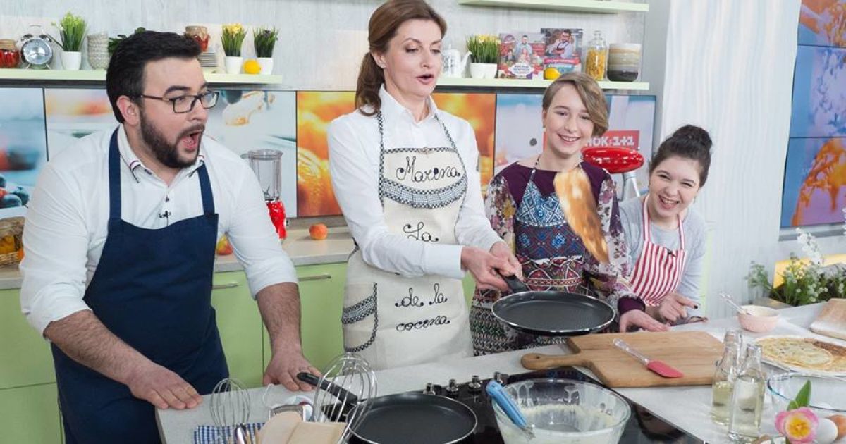 Марина Порошенко готує млинці_6 / © Фонд Порошенка facebook