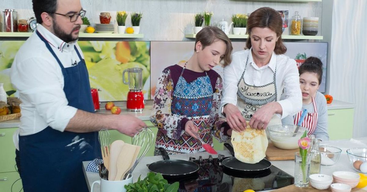Марина Порошенко готує млинці_10 / © Фонд Порошенка facebook