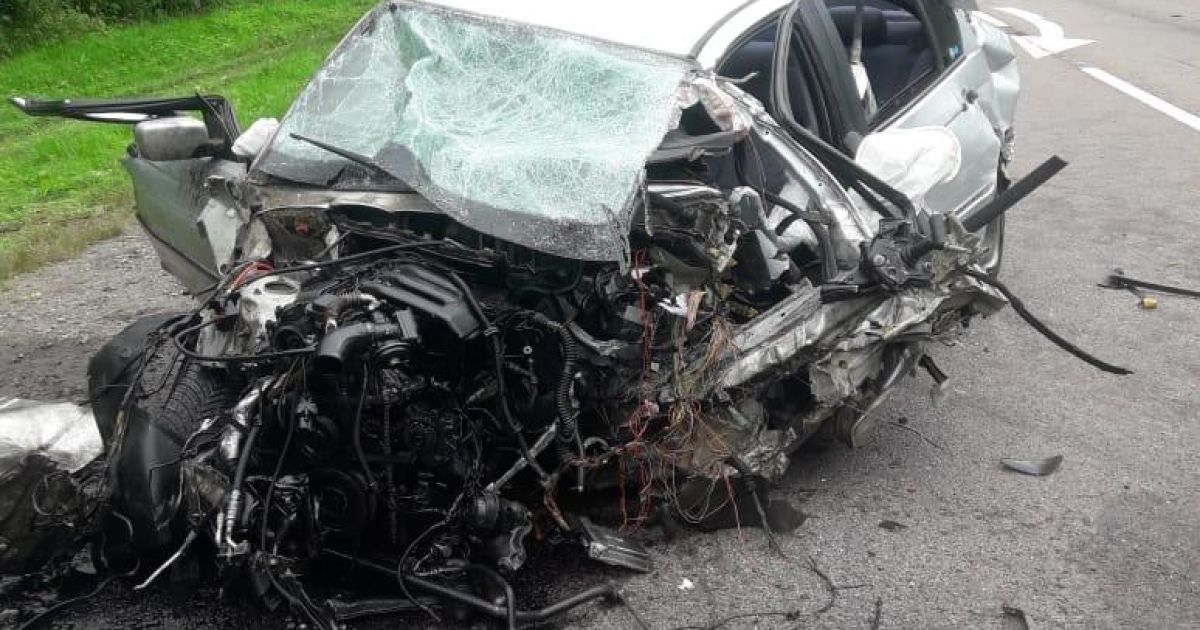 31-річний водій BMW влетів одразу у дві вантажівки у Львівській області: авто сильно потрощило (фото)