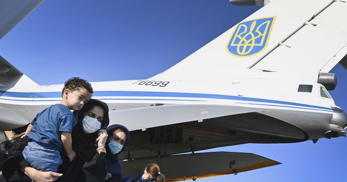В Киеве сел самолет с эвакуированными из Афганистана — Украина — tsn.ua - Vimarsana News