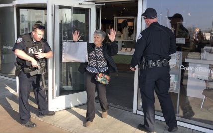В американському торговельному центрі сталася стрілянина: покупців евакуювали, є поранені