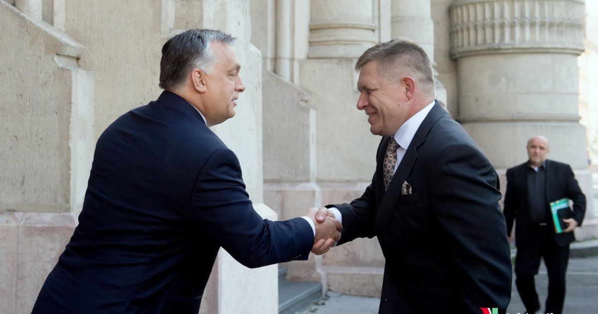 Прем'єр Угорщини Віктор Орбан (ліворуч) та лідер партії-переможця на парламентських виборах у Словаччині Роберт Фіцо, який вчетверте став прем'єром