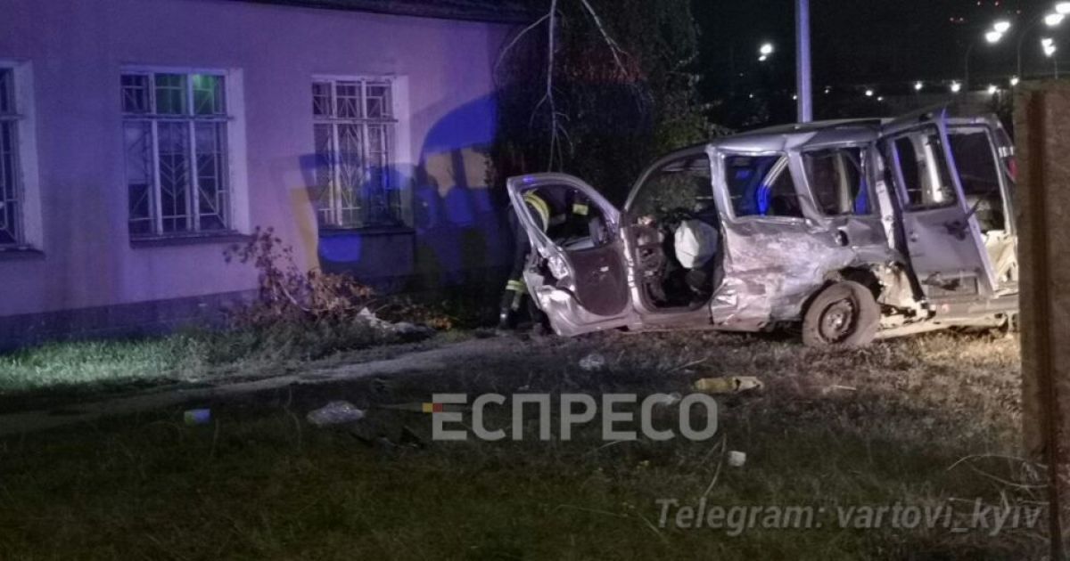 В Киеве произошла серьезная авария: людей пришлось освобождать спасателям