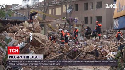 У Харкові продовжують шукати людей під завалами обстріляного гуртожитку