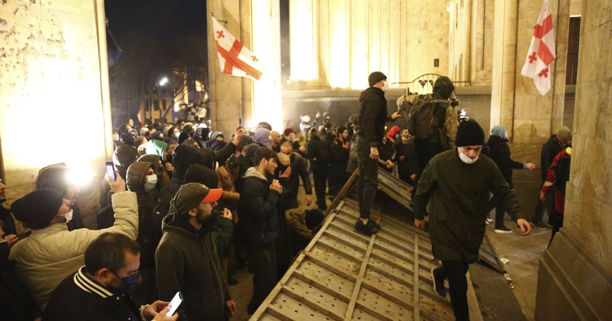 Протести в Грузії: чому зібрався обурений натовп і до чого тут Росія